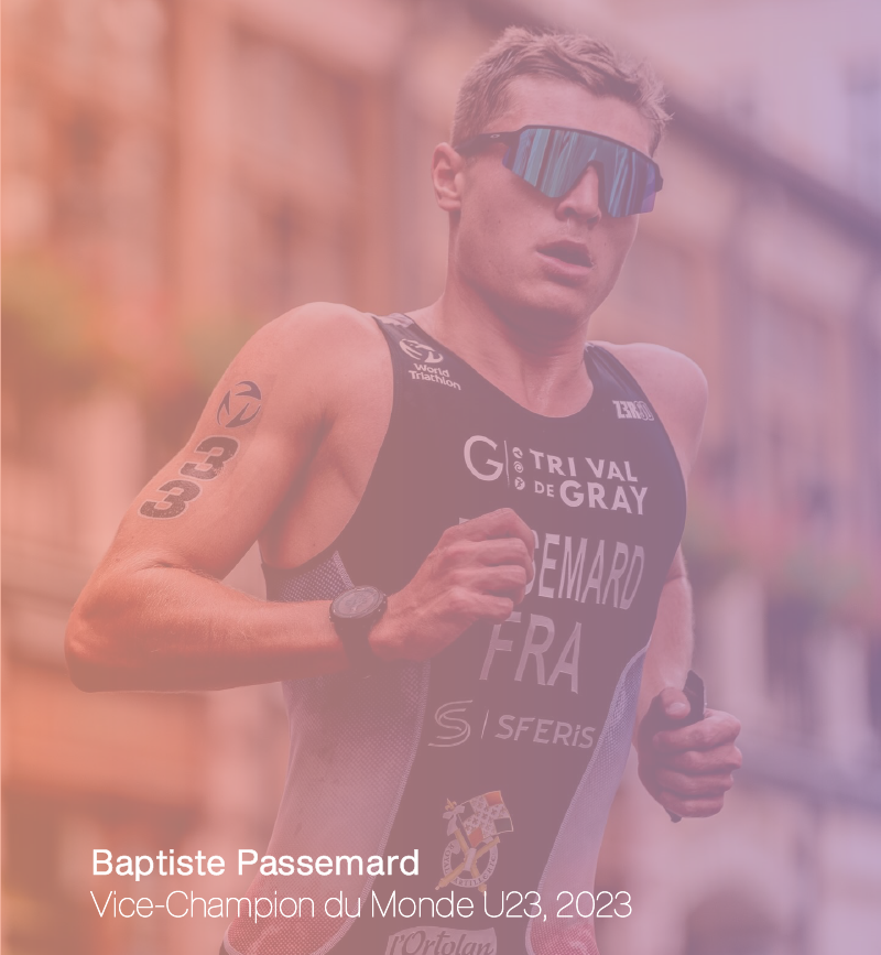 Baptiste Passemard en course à pied lors d'une coupe du Monde. Recouvert d'un dégradé du violet au rose avec l'inscription "Vice-Champion du Monde U23, 2023"