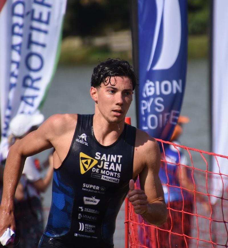 Léo Ouabdesselam sortant de l'eau durant un triathlon.
