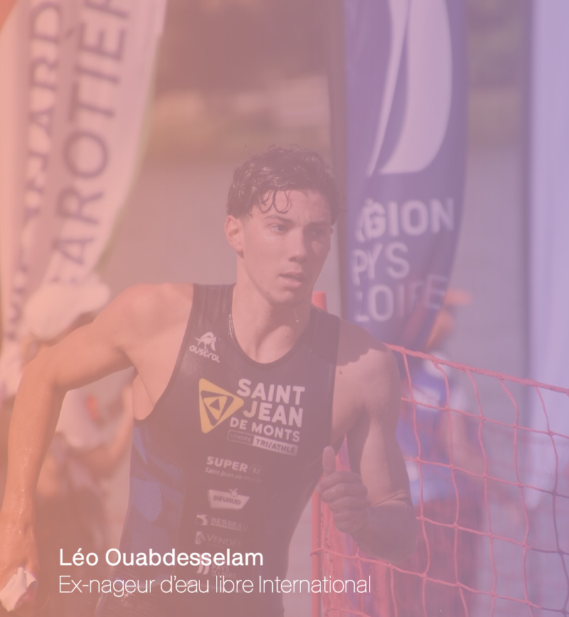 Léo Ouabdesselam sortant de l'eau durant un triathlon. l'image est recouverte d'un dégradée du violet au rose avec l'inscription "ex-nageur d'eau libre International".