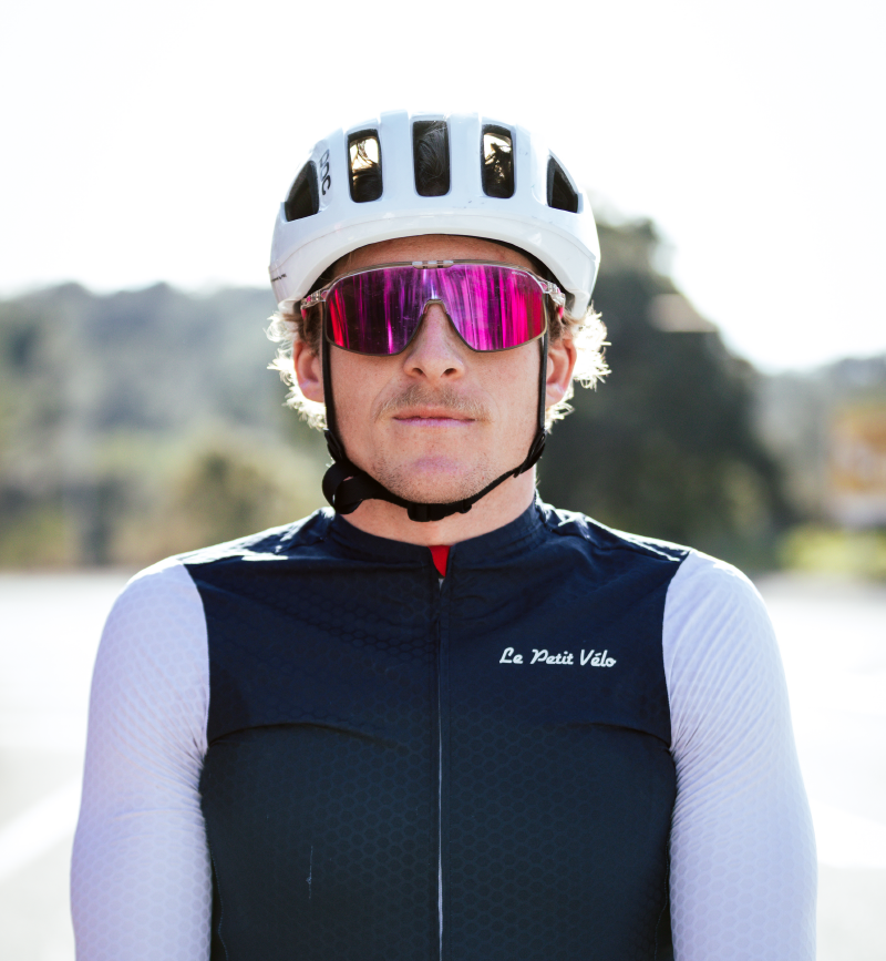 Photo en gros plan de Mathis Margirier portant une casque de vélo, des lunettes et une tenue vélo manque courte.