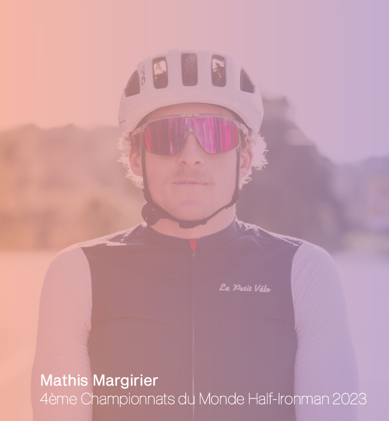 Fond dégradé du violet au rose laissant apparaitre Mathis Margirier et les inscriptions "4ème Championnats du Monde Half-Ironman 2023"