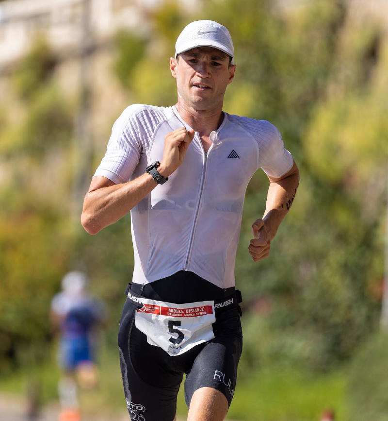 Simon Viain sur la partie course à pied d'un triathlon longue distance.