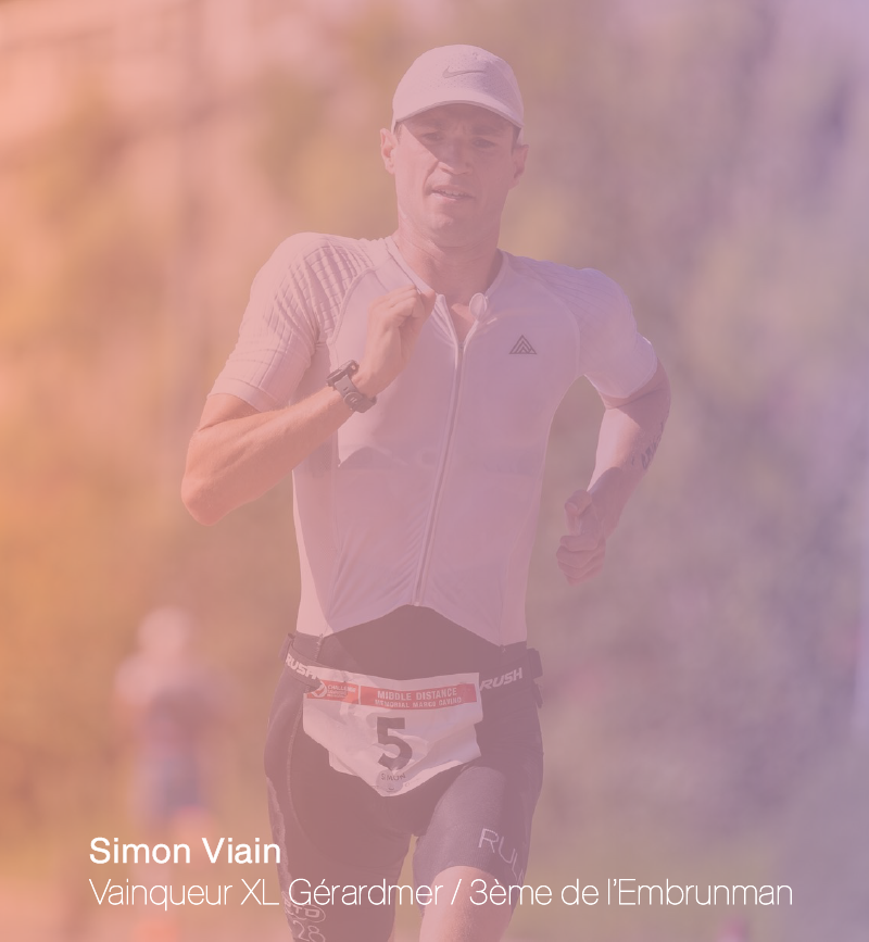 Simon Viain sur la partie course à pied d'un triathlon longue distance recouvert d'un dégradé du violet au rose ainsi que l'inscription "Vainqueur XL Gérardmer/ 3ème de l'Embrunman"