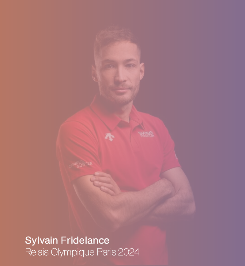 Fond dégradé du violet au rose où l'on voit Sylvain Fridelance portant un polo de l'équipe de triathlon Suisse sur un fond noir ainsi que la mention "Relais Olympique Paris 2024"