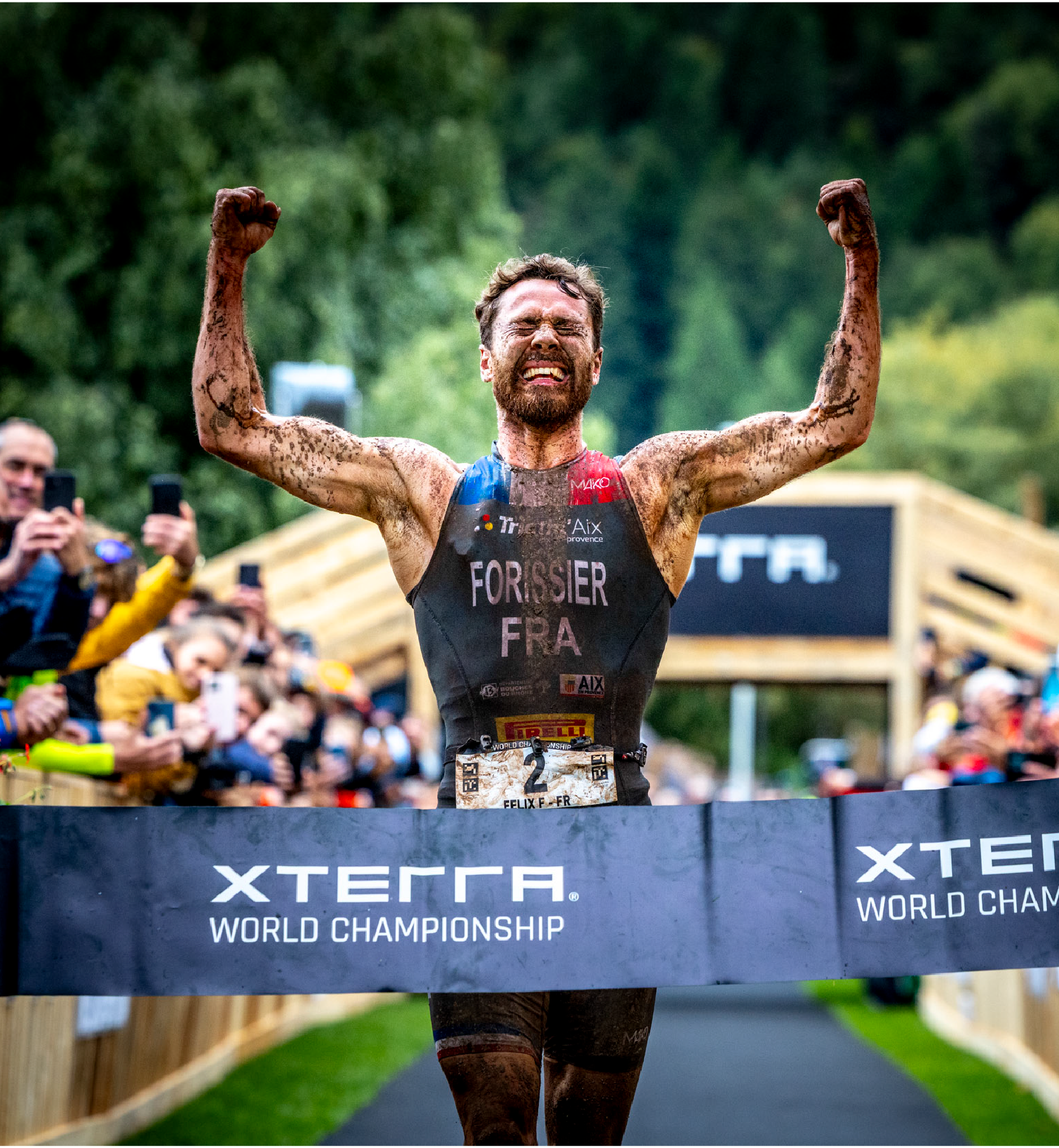 Félix Forissier franchissant la ligne d'arrivée des Championnats du Monde X-terra 2025.