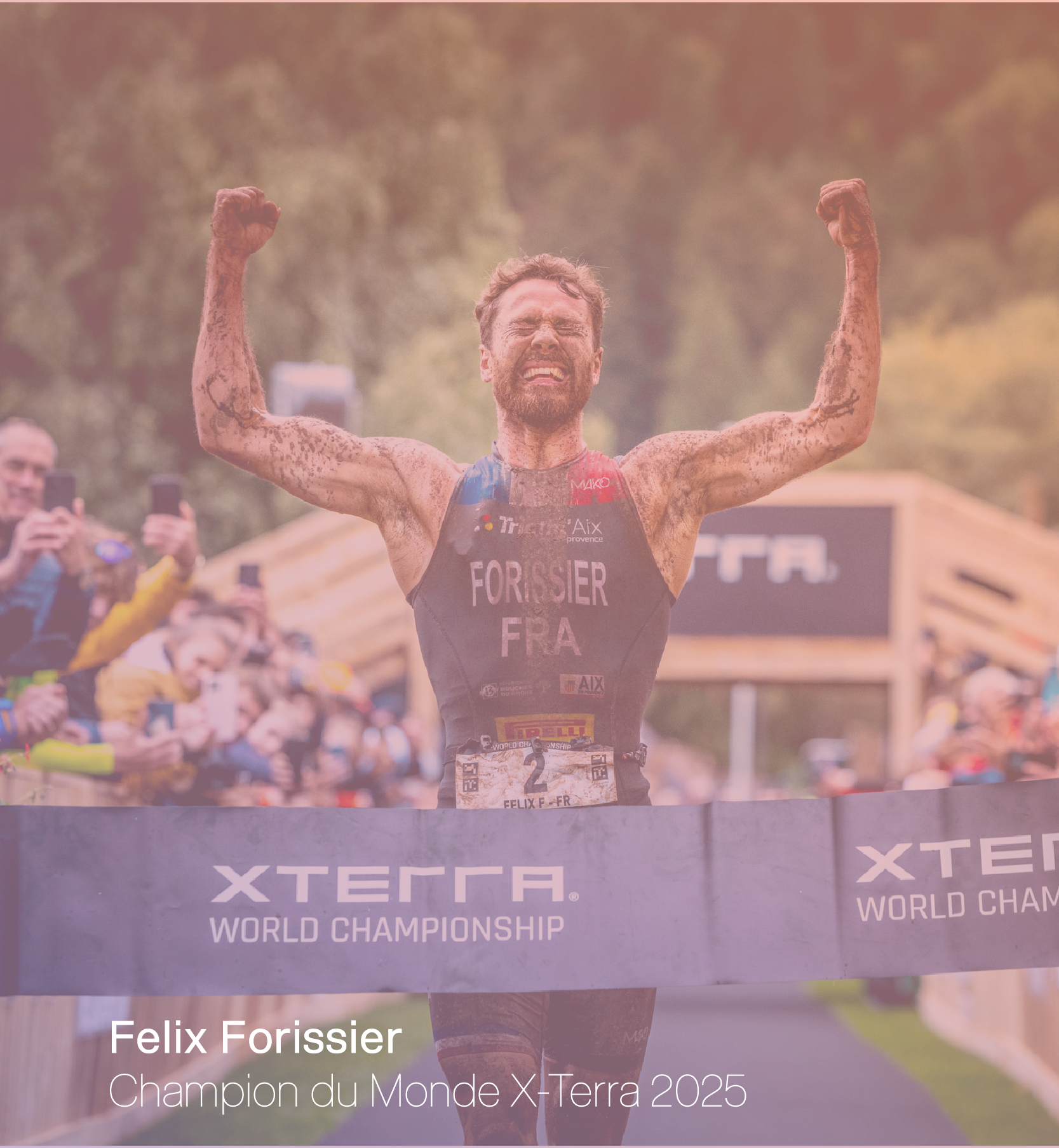 Félix Forissier franchissant la ligne d'arrivée des Championnats du Monde X-terra 2025.